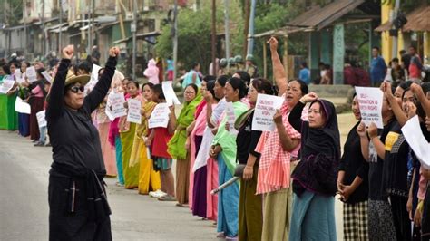 सरकारी दफ्तरों में ताले, बोर्डों पर कीचड़... बस से राज्य का नाम हटाने ...