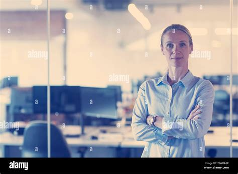 Business Women Casual Portrait 的图像结果