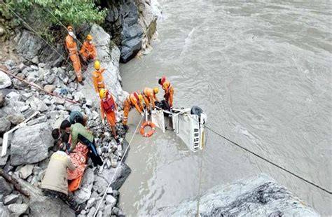 किन्नौर : हादसे के 15 घंटे बाद सतलुज नदी से पिकअप वाहन व 3 लोगों के शव ...