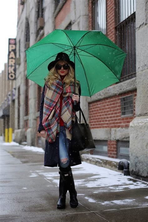 22 Outfit Ideas on What to Wear to Work On Rainy Days