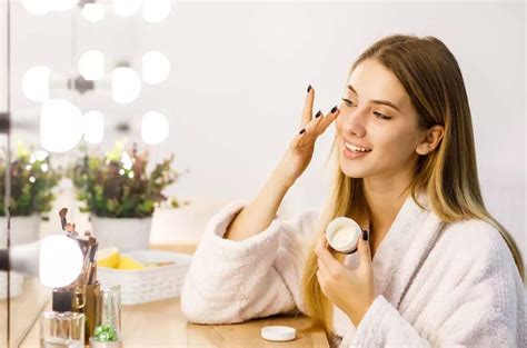 Anne Hathaway Uses 2 Skincare Products In Her Routine For A Sculpted ...