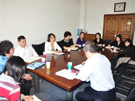 学校召开青年管理干部出国研修项目人员座谈会（图文）