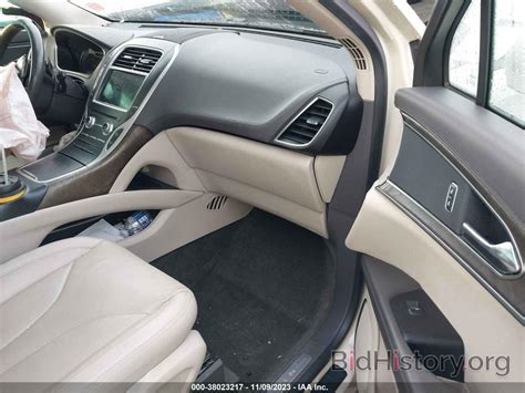 Report 2LMPJ8LR2JBL13345 LINCOLN MKX 2018 Cream Gasoline - price and damage history