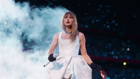 Taylor Swift’s Christmas kindness leaves stadium worker in tears ...