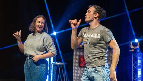 Sing and dance to the most iconic songs of Spanish pop - Dénia.com