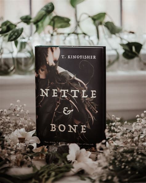 Nettle & Bone — la sorcière de fleur