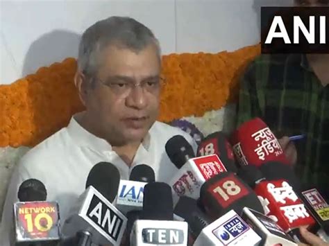 Noida: Ashwini Vaishnaw inaugurates India's 1st manufacturing plant for ...