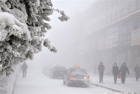 2021年首轮极寒天气！前门步行街行人在风寒中前行-千龙网·中国首都网