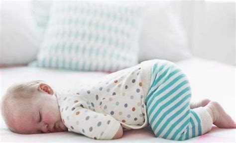新手妈妈丨宝宝睡觉时有这3个表现，可能是肠胃不适了！_口腔