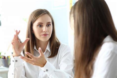 Concerned business female | Premium Photo
