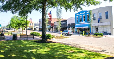 https://familydestinationsguide.com/wp-content/uploads/2025/05/quiet-town-south-carolina-FTR.jpg