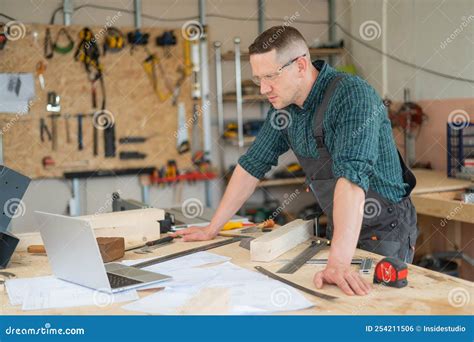 Retrato De Un Carpintero En Gafas Protectoras Y Overoles De Trabajo Usa ...