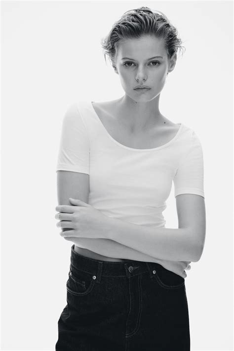 Cropped scoop-neck T-shirt - Cream - Ladies | H&M IN