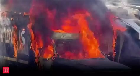 noida: Uttar Pradesh: Fire breaks out in vehicles in Noida, no ...