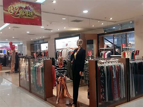 商业展示200平米装修案例_效果图 - 重庆高端成衣店设计效果图 - 设计本