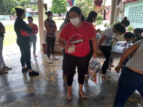 Entrega de alimentos para preparar en casa del Programa de alimentación ...