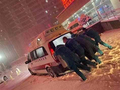 雪夜，急救车救人途中被困，陌生人抱团推车-大河网