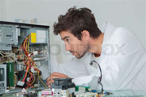 Engineer Using Computer 的图像结果