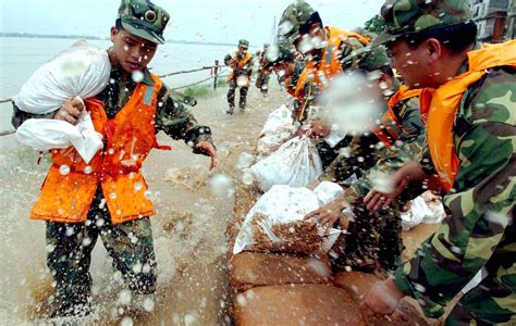 直击：抗洪大堤上的“温情时刻” - 中国军网