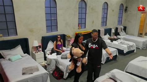 "La casa de Alofoke" por dentro: abandono del papá, la chica OnlyFans, atracción gay y ¿embarazo?