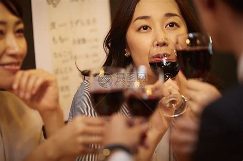 饭店工作的女人喝酒高清图片下载-正版图片502226106-摄图网