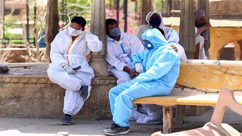 दवाइयों के लिए भटकते लोग, Coronavirus की त्रासदी से जूझता देश! देखें ...