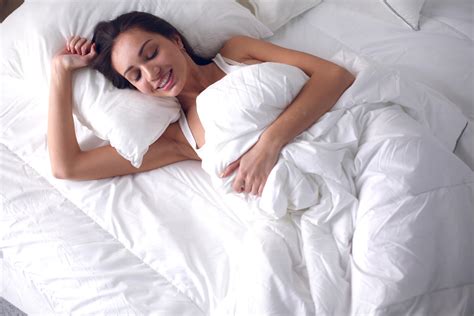 床上睡觉的漂亮女人素材-床上睡觉的漂亮女人图片素材下载-觅知网