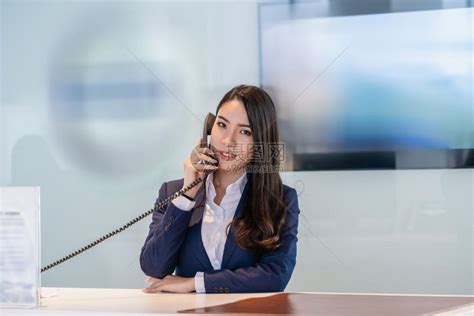 曼谷亚洲接待处在展厅柜台收听电话通过为客户提供服务并通知顾客接待员中心高清图片下载-正版图片308027179-摄图网