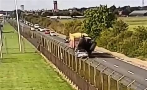 बीच सड़क पर नियंत्रण खो बैठा ट्रैक्टर, सामने आ रही कार पर चढ़ा, कुचलकर ...