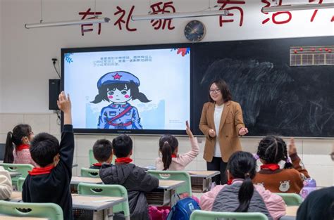 人文学子赴井安小学协助搭建非遗湖笔文化展馆