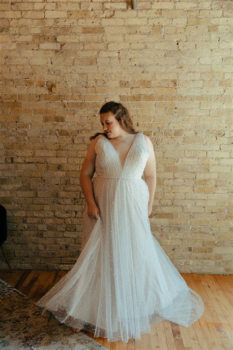 Milwaukee, Wisconsin | Plus Size Bridal Shop | Evie Young — Rare Bridal Bar