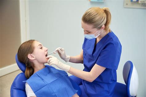 牙医检查牙齿图片-牙科诊所里的牙医与病人素材-高清图片-摄影照片-寻图免费打包下载