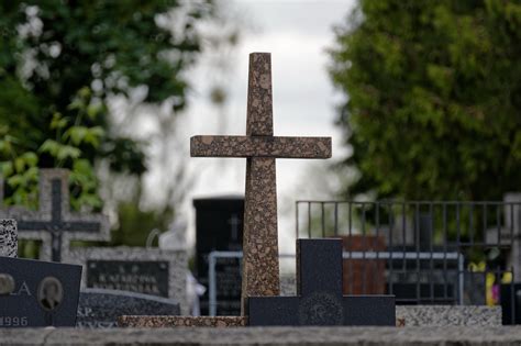 坟墓 的图像结果