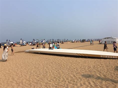【携程攻略】天津东疆湾沙滩景区景点,今天去了，门票50，遮阳大伞、帐篷、游泳圈之类都要自己带，场地内都…