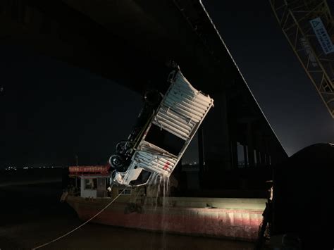 珠海大桥坠桥货车打捞出水 落水司机仍在搜救