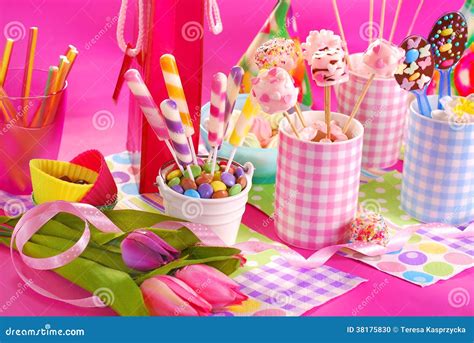 假期,童庆祝快乐的孩子与蜡烛生日蛋糕上坐桌子上的夏季花园聚会快乐的孩子夏天的生日聚会上吃蛋糕快乐的孩子高清图片下载-正版图片300129502-摄图网
