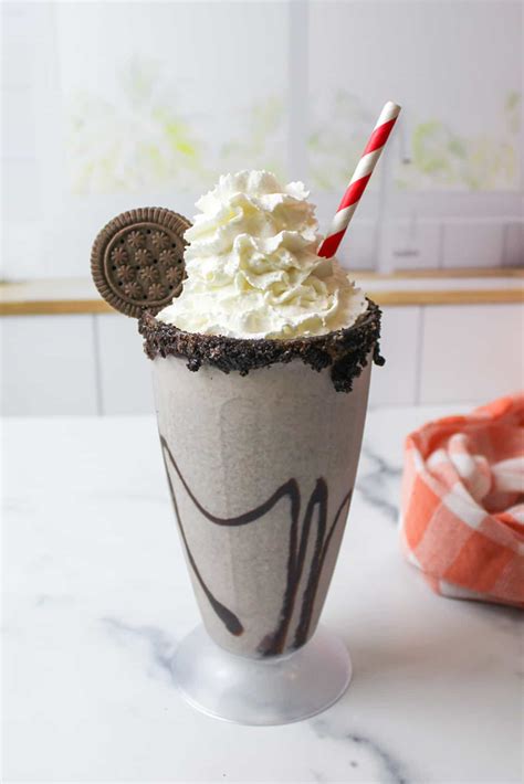 How To Make A Cookies And Cream Milkshake With A Blender at Latanya ...