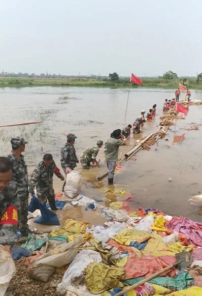 南昌赣西大堤最大泡泉群出现浑水 10多名民兵跳入水中加固围堰