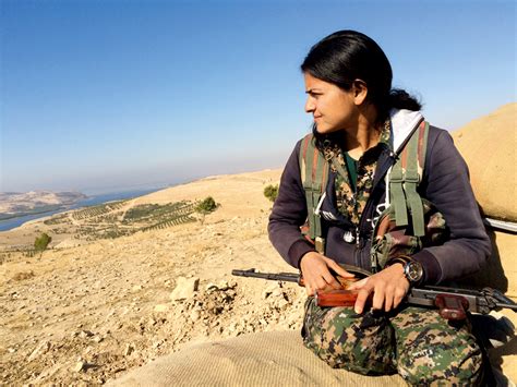 Combattante Kurde