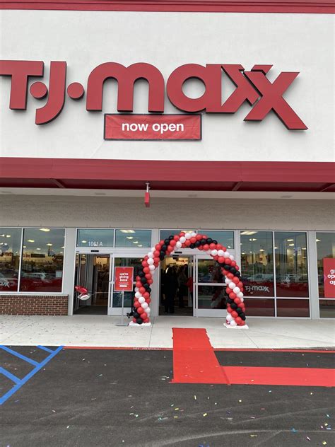 A classic arch with a touch of black for the grand opening of the NEW TJ Maxx in Athens, Alabama ...