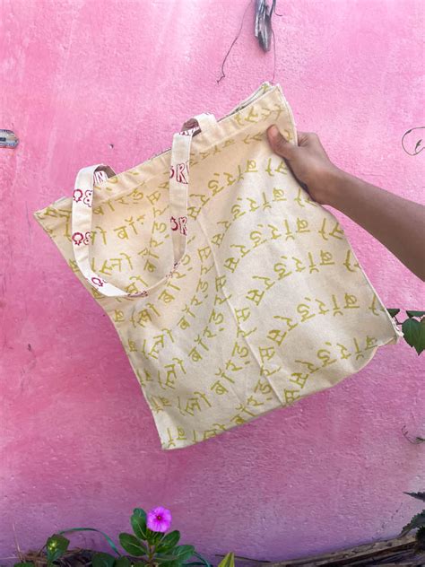 NO BORDERS BLOCK PRINTED TOTE BAG – NO BORDERS SHOP