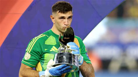 Emi Martinez swaps lewd for love in Golden Glove celebration – with ...