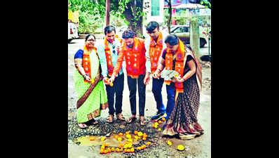 Potholes: Mns Uses Flowers To Highlight Nashik Pothole Problem | Nashik ...