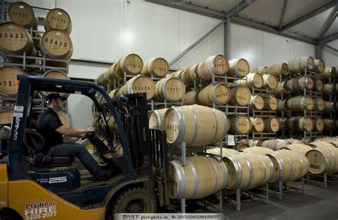 地下存储发酵的红酒仓库高清图片下载-正版图片600370749-摄图网