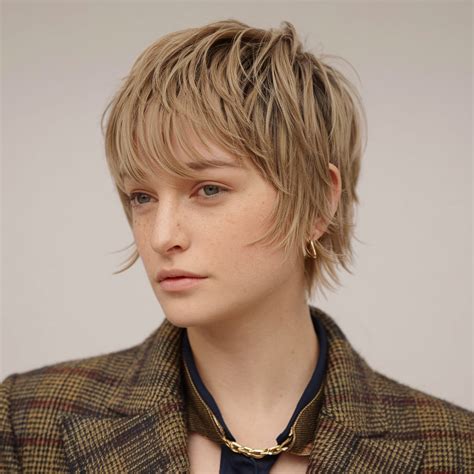 20 Trendy Ear-Length Haircuts That Are Perfect for Daily Styling ...