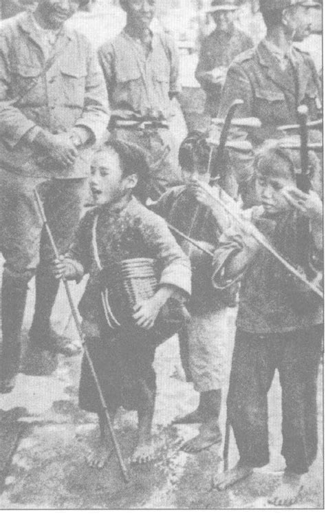 日军攻占镇江后，在战火中致盲的儿童在大街上以乞讨、卖唱为生-中国抗日战争-图片