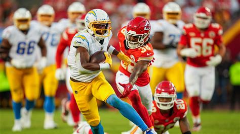 Kansas City Chiefs at Los Angeles Chargers picks, odds for NFL Week 18