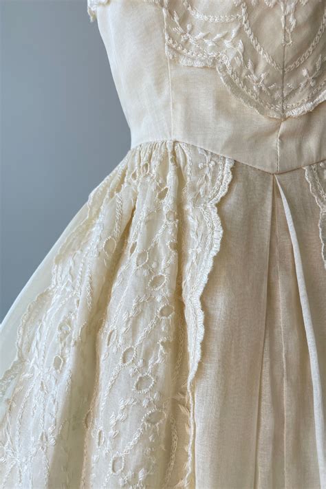 1950s Ivory Organze Eyelet Lace Wedding Dress | MEDIUM – Mill Street Vintage