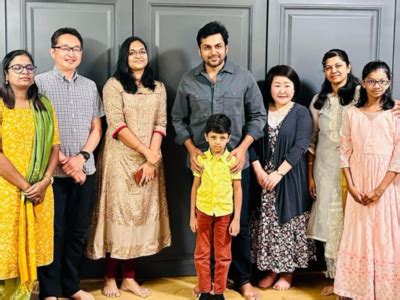 Karthi meets fans from Japan who watched 'Ponniyin Selvan 2' in Chennai ...