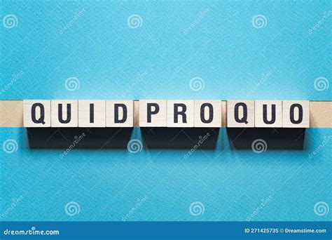 Conceito Quid Pro Quo Word Sobre O Texto Dos Cubos Imagem de Stock ...